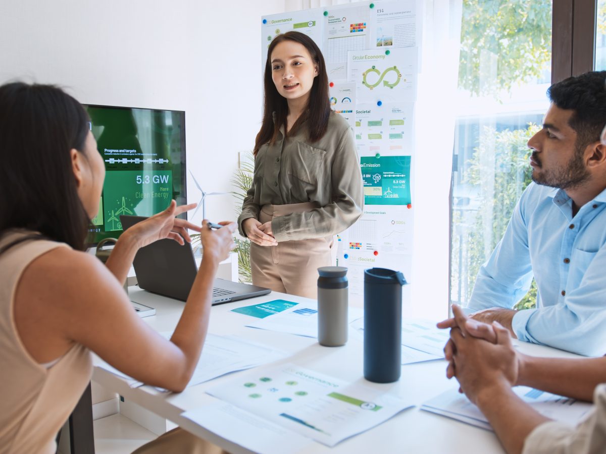 Asian,Woman,Lead,Young,Group,Of,Multiethnic,Businesspeople,In,Team